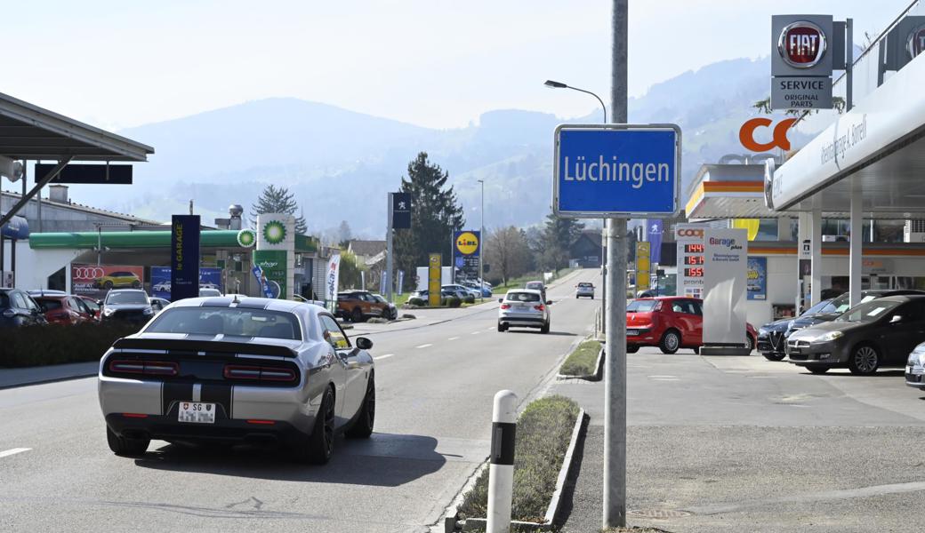 
...  dafür kann der Autofahrer an der Hauptstrasse von Marbach her erkennen, dass er erst durch Lüchingen fährt,  ...