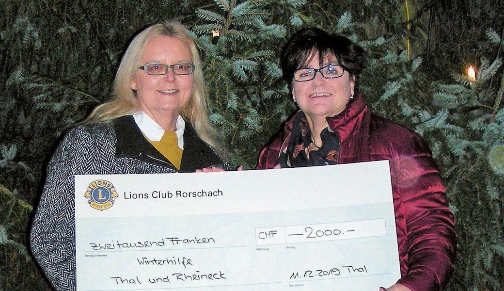 Die Lions-Club-Präsidentin, Karin Schläpfer (links), übergibt Eveline Eichmann, Verantwortliche Winterhilfe Thal-Rheineck, den grosszügigen Check. 