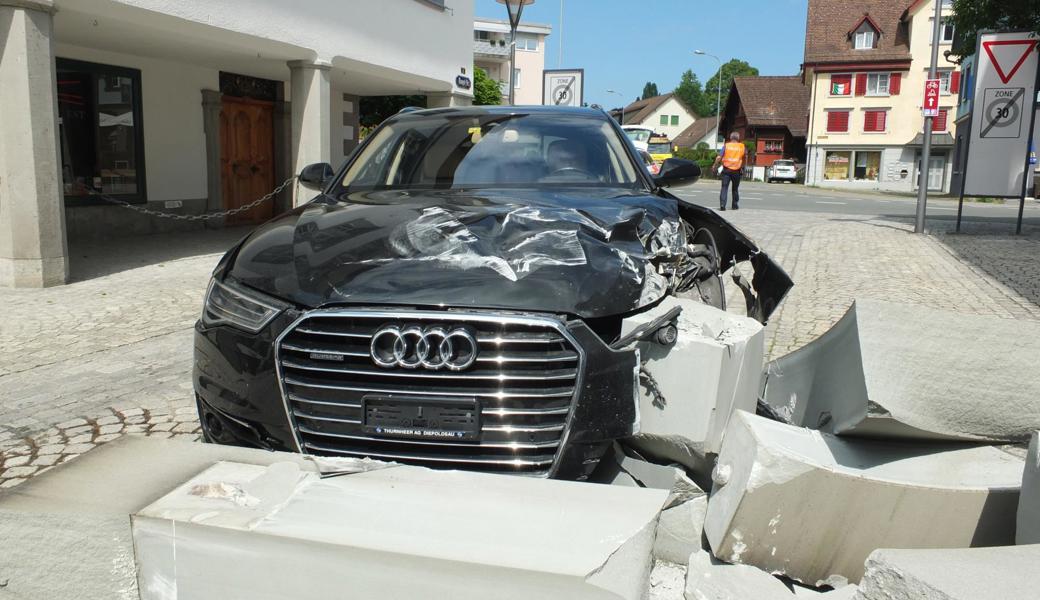 Hoher Sachschaden: Auto und Skulptur wurden massiv beschädigt.