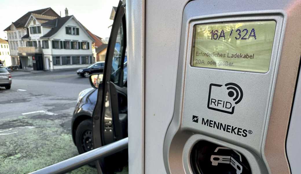 Trotz vielen öffentlichen Ladestationen wie hier auf der Breite in Altstätten: Der Verkauf von Elektroautos ist gesunken. 