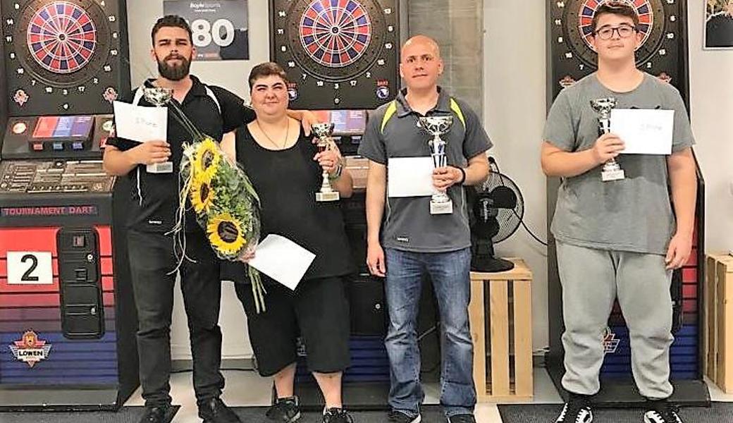 Siegerbild des Rheintaler Dart-Cups (v.l.): Joel Breitenmoser (2. Platz), Ramona Bosshard (beste Frau), Viktor Bleisch (Sieger), Domenik Steiger (3. Platz).