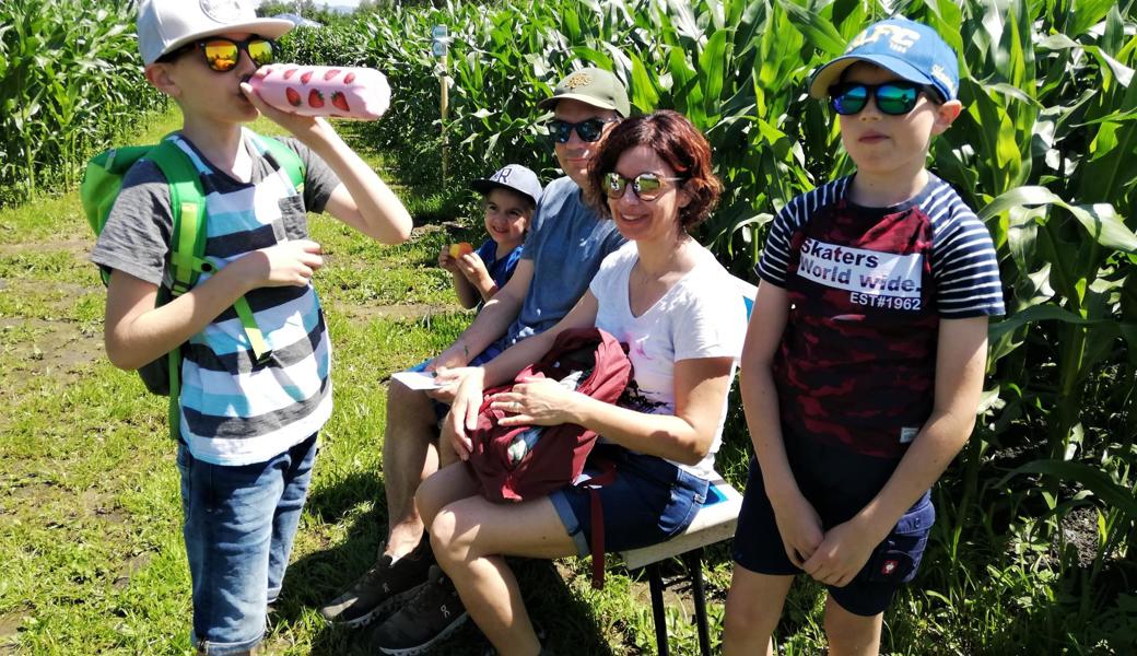 Familie Kobler aus Herisau bei einer Pause auf einem Verweilbänkli.