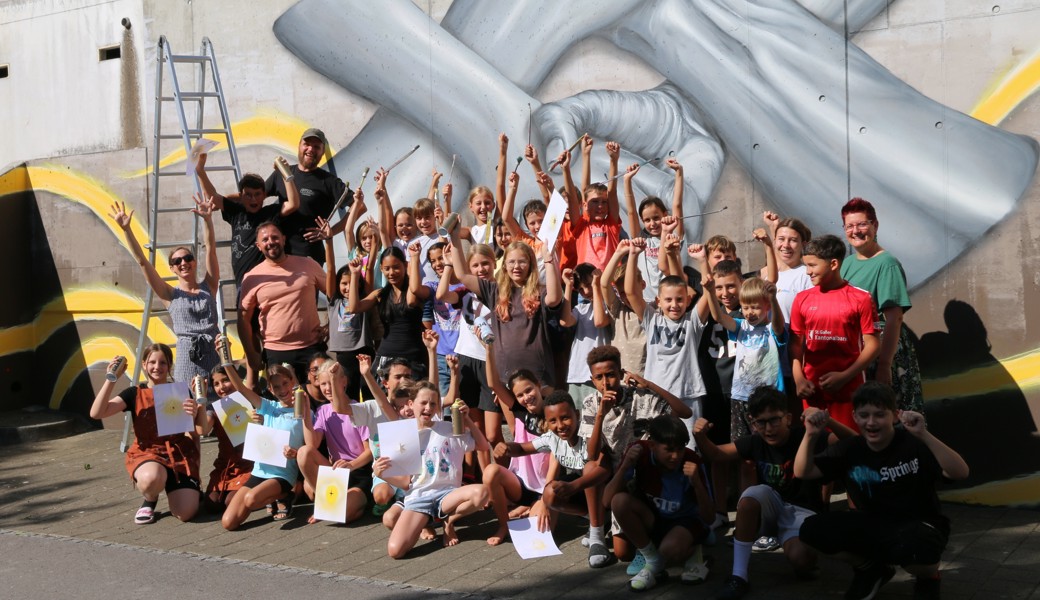 Mit Farbe gegen Vandalenakte: Schule hofft auf Respekt vor Kunstwerken