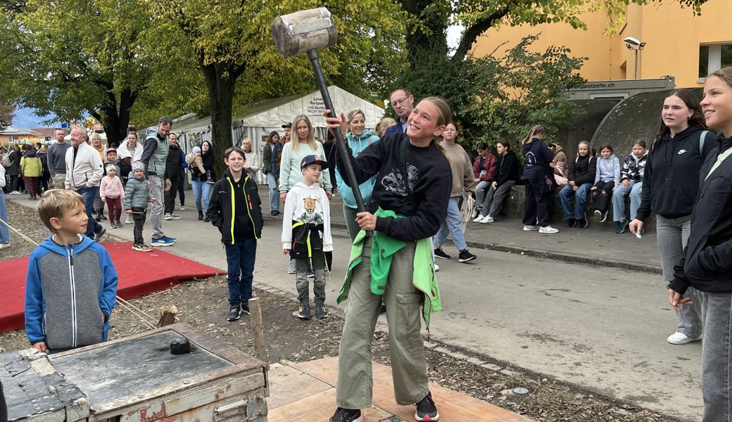 Kinder durften gratis den Lukas hauen und bekamen von der Jungwacht ein Getränk, auch wenn die Glocke nicht klingelte.