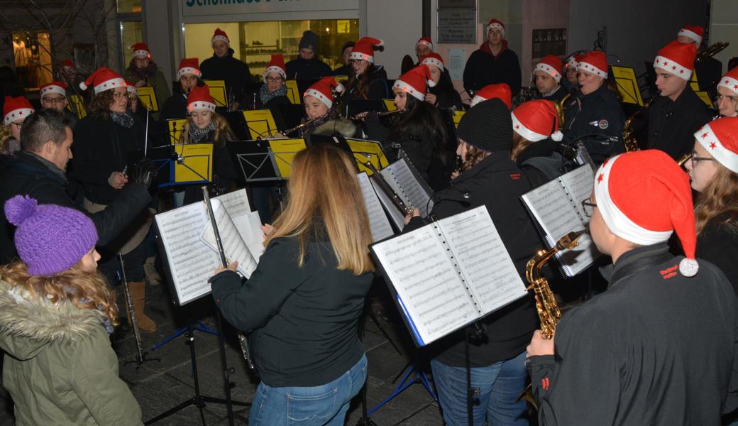 Die Stadtmusik Altstätten hiess die Besucherinnen und Besucher der Adventsnacht willkommen.