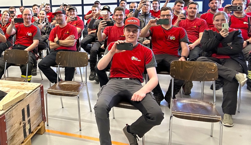 Ausnahmsweise durften die Feuerwehrangehörigen ihr Handy nutzen, um im Feuerwehrdienst Fotos zu machen. In einem Referat wurden sie für die rechtlichen Grundlagen sensibilisiert. 