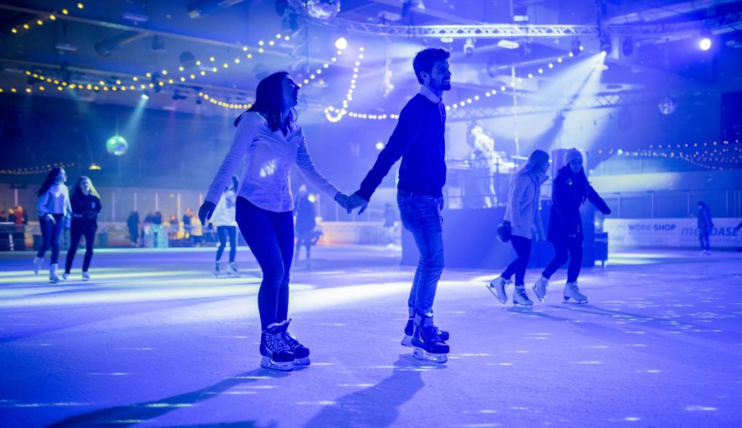 Künstliche Eisflächen sind Stromfresser, die Energiekrise ist bei Betreibenden ein Dauerthema.