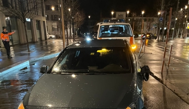 Im Stangenwald hängengeblieben: Unfall in Widnaus Strassenmitte