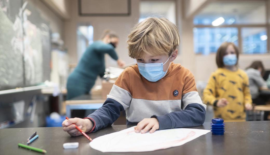 Ab 31. Januar ist es den Eltern überlassen, ob ihr Kind mit oder ohne Maske zur Schule gehen wird. Das betrifft Schülerinnen und Schüler ab der vierten Klasse sowie Jugendliche der Oberstufe, für welche die Maskenpflicht schon seit längerer Zeit gilt. 