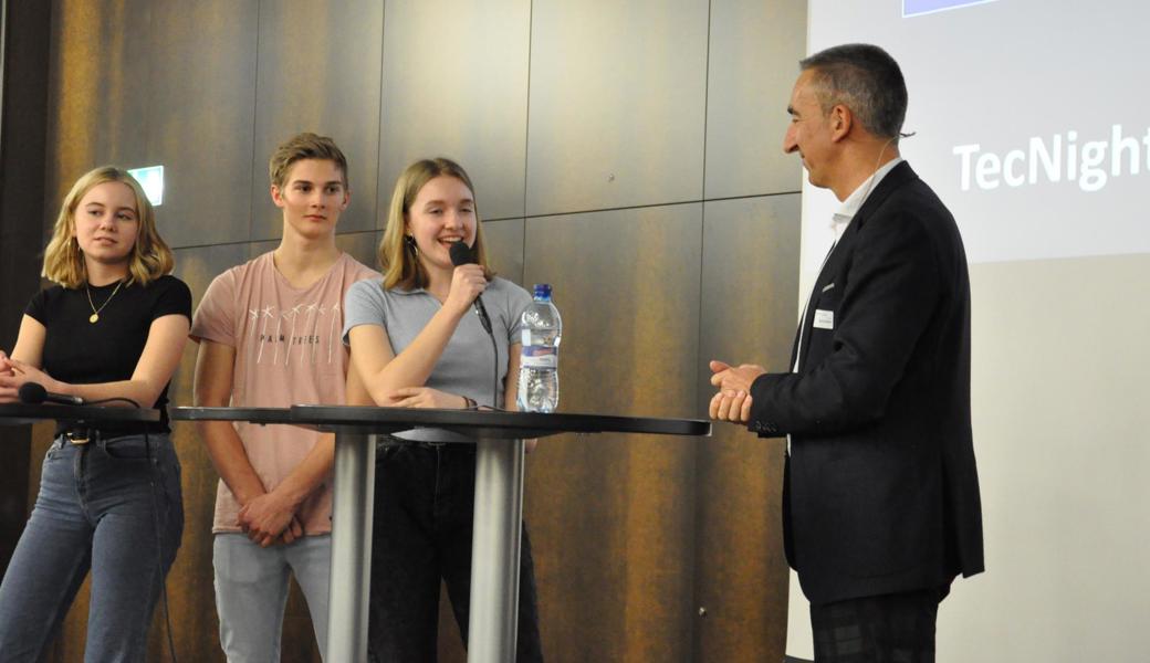 Die Fragen stellten (v.l.): Joy Winkler, Gian-Andrin Kunz und Samira Buschor.