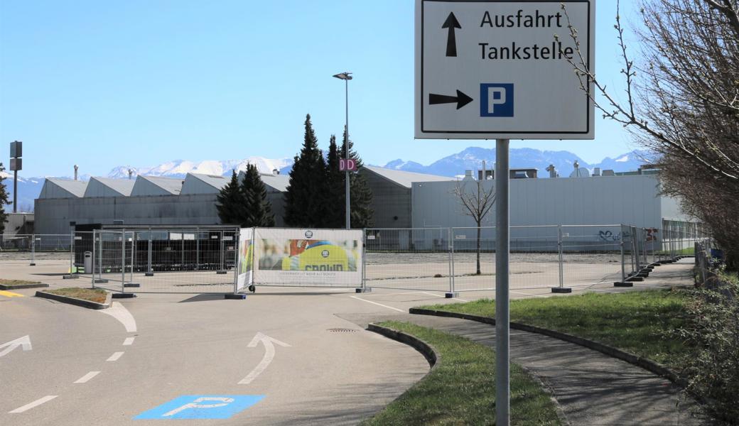 Noch sind die Schilder zu sehen, die von der ehemaligen Migrol-Tankstelle auf dem Rheinparkgelände zeugen. Im Dezember soll hier ein Auto-Spa der Osterwalder St. Gallen AG eröffnet werden. 
