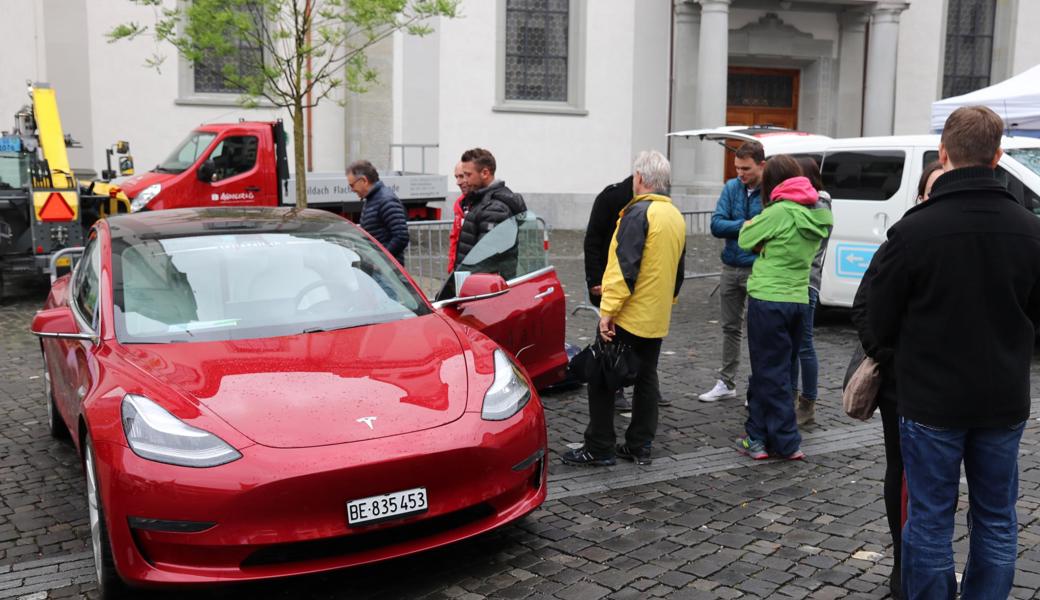 Viele Besucher interessierten sich vor allem für das Elektrofahrzeug von Tesla.
