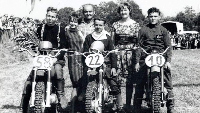 1961 startete Kurt Kellenberger (Mitte, auf einer Jawa) in der Kategorie Anfänger der Schweizerischen Amateurverbands SAM. Links auf dem Bild Walter Steuble, ehemaliger Fahrlehrer aus Au auf MAICO, rechts Hans Landolt auf Greeves.