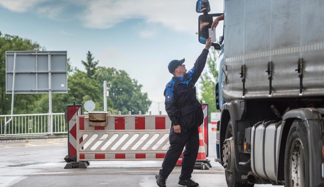 Die Eidgenössische Zollverwaltung vollzieht an der Grenze unter anderem auch Aufgaben im Rahmen des Strassenverkehrsgesetzes. 