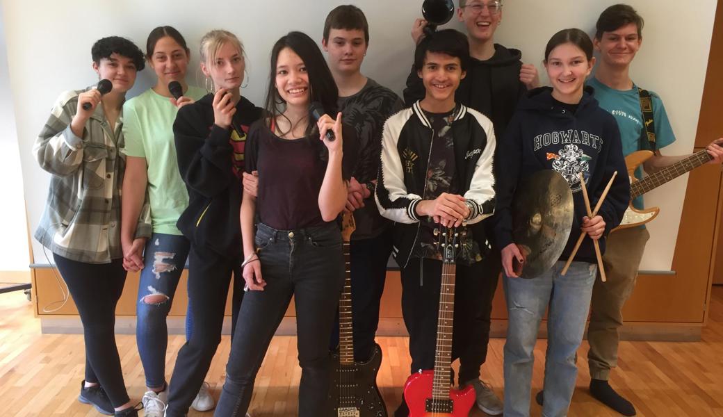 Willkommene Abwechslung zur «Maskentragpflicht»: Die Bandmitglieder sind fürs Fotoshooting «oben ohne». 