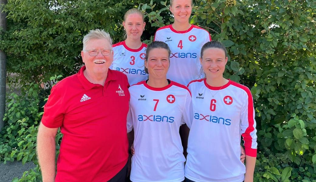 Trainer Toni Lässer mit den Diepoldsauerinnen Mirjam Schlattinger (3), Jamie Bucher (4), Tanja Bognar (7) und Sarina Mattle (6).
