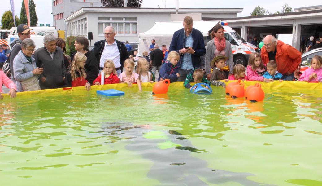 Kinder durften die Polizeitaucher auf dem Weg nach unten begleiten.