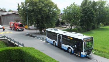 RTB-Bus fährt in Kandelaber und Brückengeländer