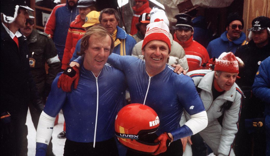 Die Schweizer Olympiasieger im Zweierbob Erich Schaerer und Sepp Benz (links) freuen sich am 16. Februar 1980 nach ihrer Siegesfahrt an den Olympischen Winterspielen in Lake Placid. 