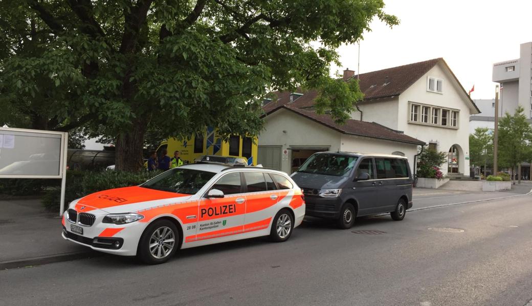 Grossaufgebot: Polizei, Feuerwehr, Ambulanz und Rega rückten am Freitagabend wegen einer mottenden Matratze ins Gefängnis Widnau ausrücken.