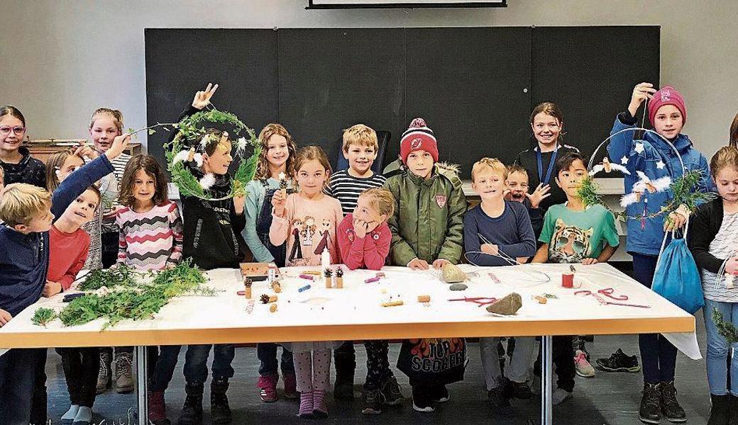 Die Kinder konzentrierten sich voll auf ihre Arbeit, damit ihre Werke rechtzeitig nach Hause getragen werden konnten. 