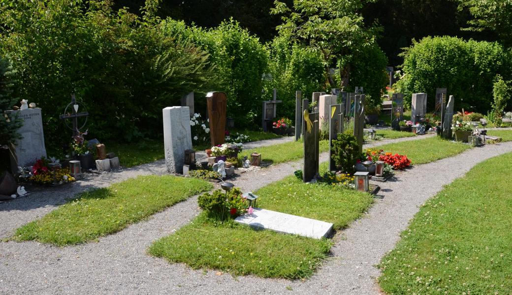 Auf dem Altstätter Friedhof stehen die Gedenksteine grösstenteils. Grabplatten verlegt man häufig, um den Unterhalt des Grabfeldes zu vereinfachen.
