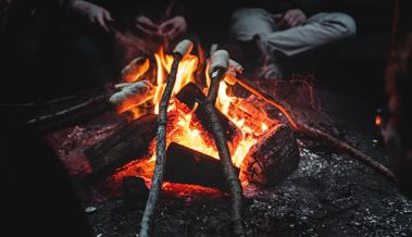 Schlangenbrot mit Marshmallows oder Pesto? So einfach pimpst du den Lagerfeuerklassiker