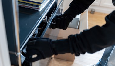 Einbrecher drangen in Geschäft ein und stahlen Alkohol und Geld