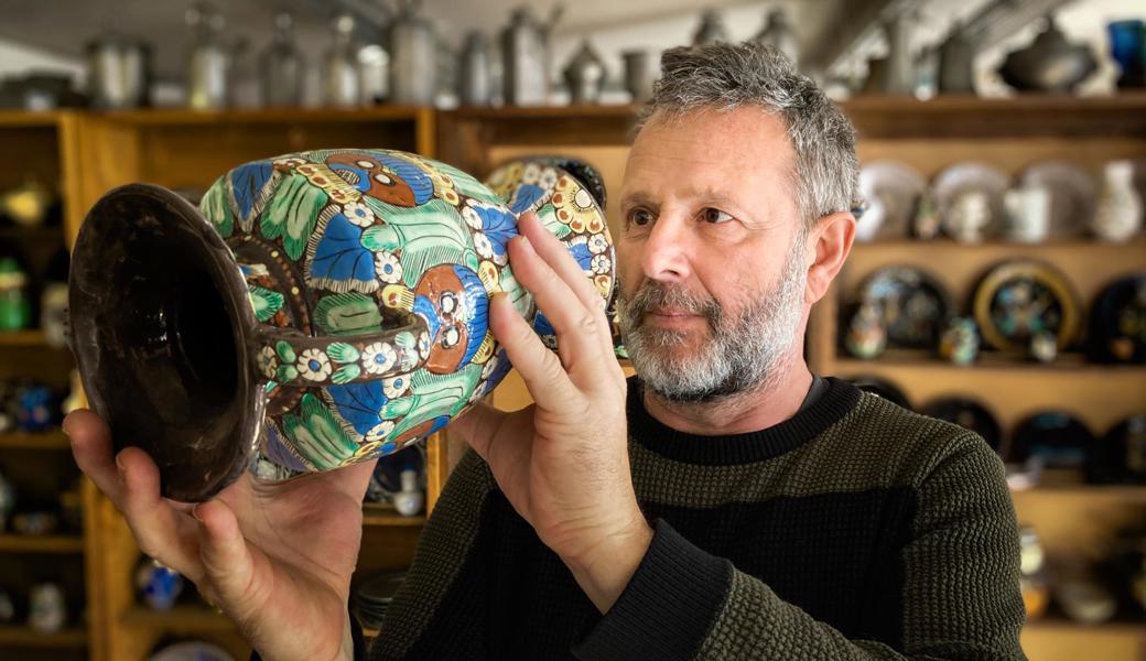 Angelo Steccanella mit einer bäuerlichen Vase aus dem Berner Oberland. 