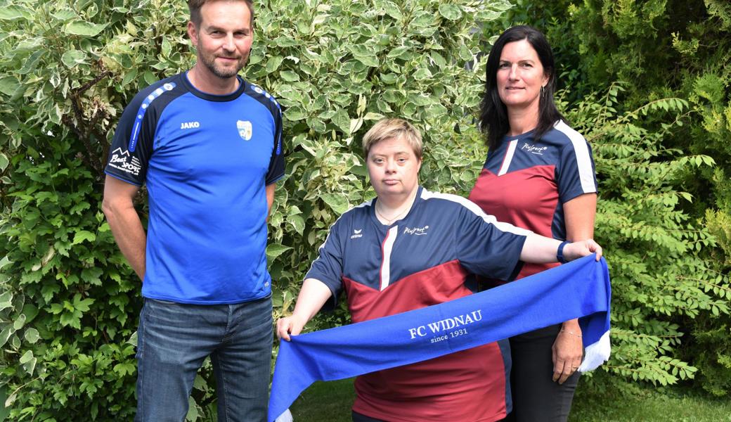 Voller Vorfreude auf das Fussballturnier (von links): Thomas Dietsche vom FC Widnau, PluSport-Teilnehmerin Nicole Hutter und Nathalie Waser, technische Leiterin von PluSport Rheintal.