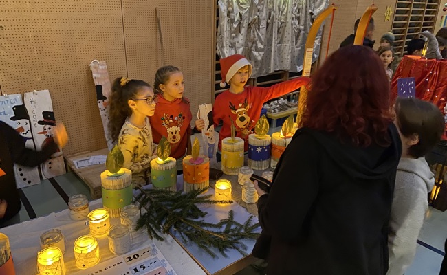 Schulkinder gestalteten Weihnachtsmarkt für guten Zweck