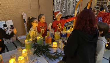 Schulkinder gestalteten Weihnachtsmarkt für guten Zweck