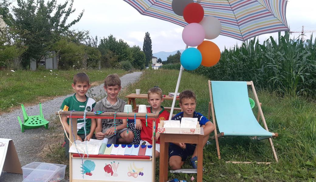 Sie haben erfrischende Sommerbowle im Angebot (v.l.): Raphael (9-jährig), Linus (11), Matteo (4) und Moreno (7).