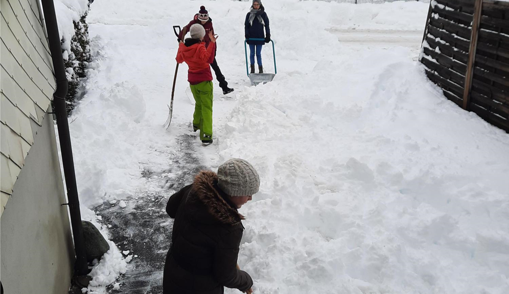 Schüler der Oberstufe Gässeli Widnau halfen am Freitag spontan beim Schnee schaufeln. 