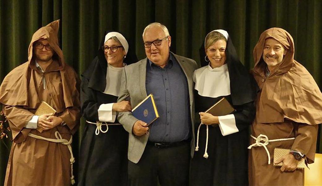 Präsident Hans Keel (Mitte) wurde von den Vereinsmitgliedern (v. l.) Dominik Gebert, Bea Müggler, Barbara Keel und Mathias Wunderle originell und mit viel Humor verabschiedet. 