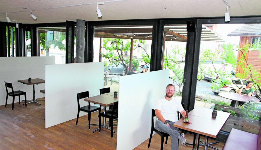 Um den Platz besser nutzen zu können, setzt Neo-Beizer Daniel Thür in der «Breite» auf Trennwände. 