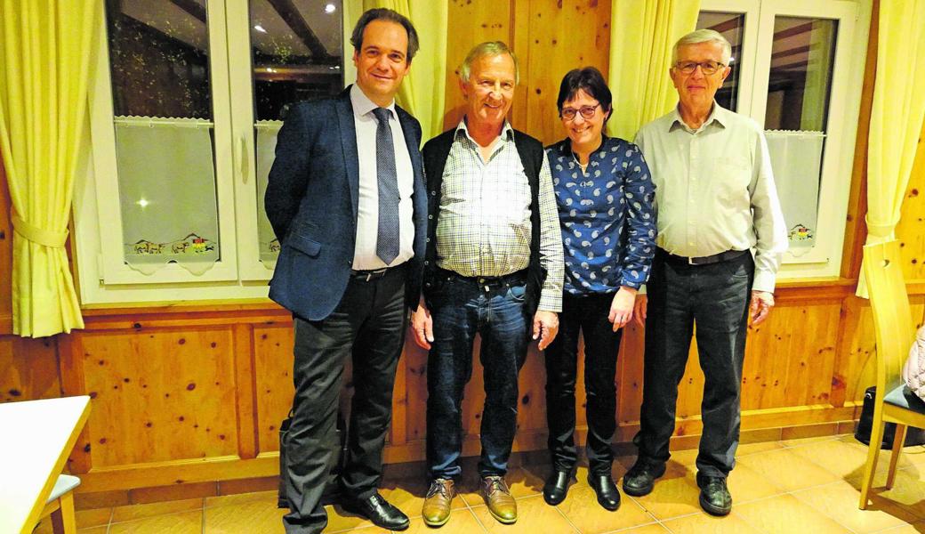 Dirigent André Vitek (l.) und Präsidentin Brigitte Haltiner gratulierten Marcel Hutter (2. v. l.) und Josef Graber (r.). 