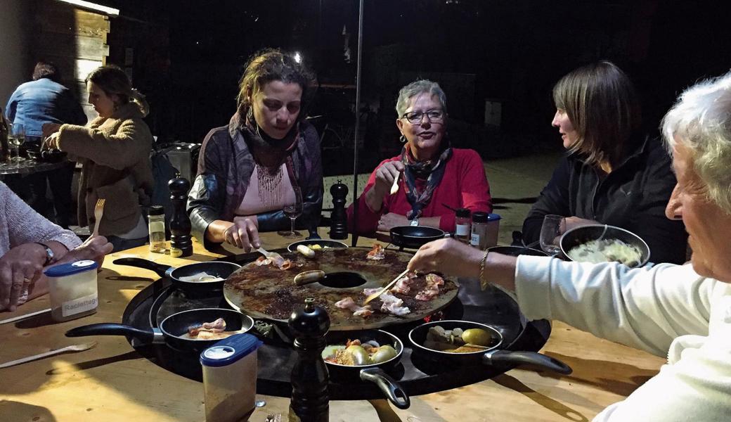 Rund 80 Frauen folgten der Einladung der Frauengemeinschaft St. Margrethen zum gemütlichen Raclette und Tischgrill. 