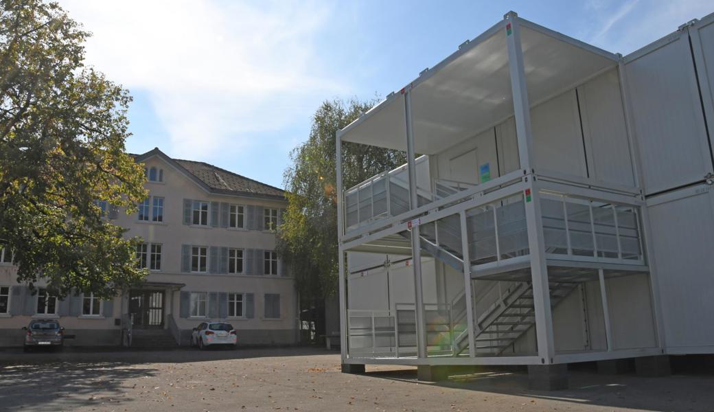 Bis das Schulhaus Stäpfli wieder bezugsbereit ist, dienen Container beim Schulhaus Bünt als Provisorium.