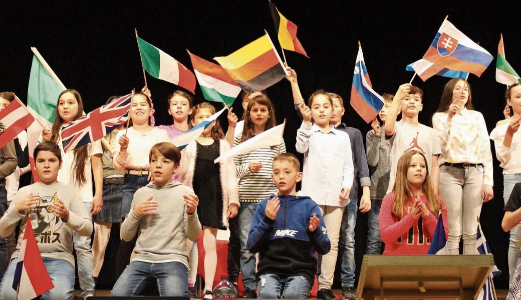 Schülerinnen und Schüler der Mittelstufe Haslach eröffneten den Abend musikalisch. Klänge von Reiselust und Offenheit schallten durch die Mehrzweckhalle Wees, begleitet von den hoch geschwenkten Fahnen der Länder Europas. Bild: Chris Eggenberger