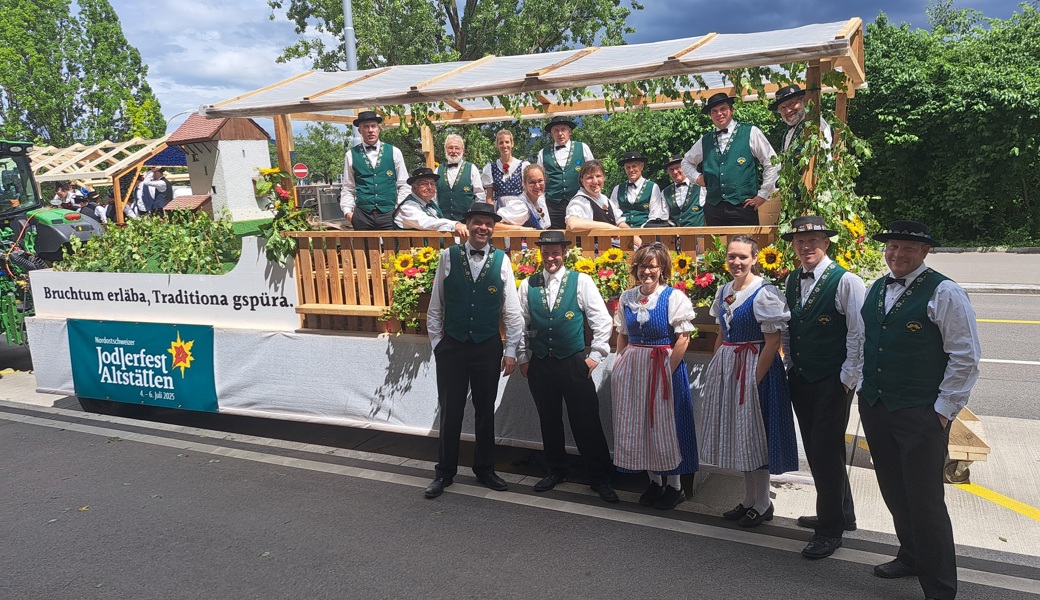 Der Jodlerklub Altstätten nahm zum Thema "Nordostschweizer Jodlerfest 2025 in Altstätten" mit Traktor und Wagen am grossen Festumzug des Eidgenössischen Trachtenfests in Zürich teil. 