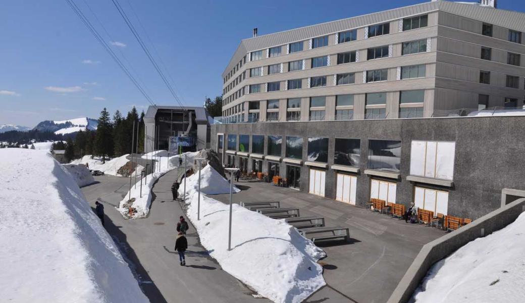 Auf der Schwägalp türmt sich der Schnee entlang der Zufahrtstrasse immer noch meterhoch. Die vielen Winterwanderwege sind offen.