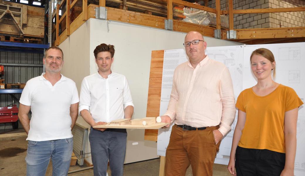 Als Sieger des Projektwettbewerbs durfte sich das Team Jung Berger Architekten GmbH aus St. Gallen feiern lassen. Von links: Björn Morgenegg, David Jung, Markus Berger und Malwina Wiecha.