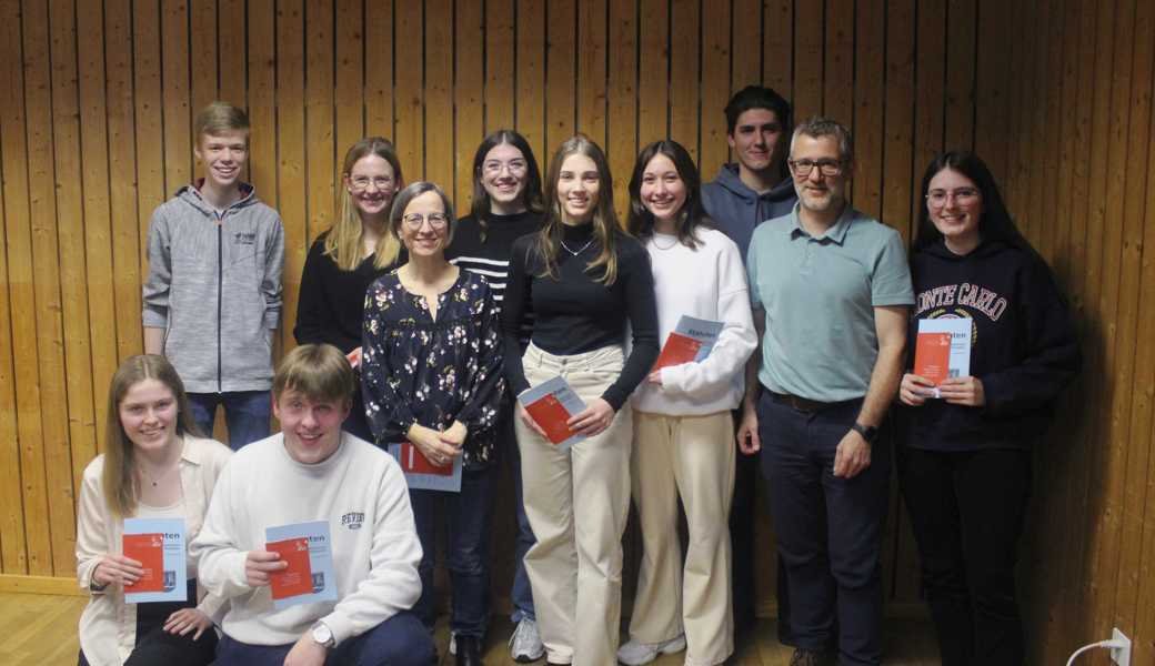 Die neuen Aktivmitglieder: Vorne: Janine Seitz (Querflöte), Dominik Seitz (Trompete); hinten von links: Andrin Frei (Trompete), Adrienne Heule (Posaune), Beatrix Dietsche (Saxofone), Noée Züst (Saxofon), Laura Baumgartner (Oboe), Malin Degani (Querflöte), Marcel Spirig (Tenorhorn), Ivan Nett (Präsident), Katharina Nett (Posaune). Die neuen Aktivmitglieder: Vorne: Janine Seitz (Querflöte), Dominik Seitz (Trompete); hinten von links: Andrin Frei (Trompete), Adrienne Heule (Posaune), Beatrix Dietsche (Saxofone), Noée Züst (Saxofon), Laura Baumgartner (Oboe), Malin Degani (Querflöte), Marcel Spirig (Tenorhorn), Ivan Nett (Präsident), Katharina Nett (Posaune).