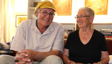 Linard Bardill stellt in Diepoldsau seine Geschichtensammlung über die Autobahn A13 vor