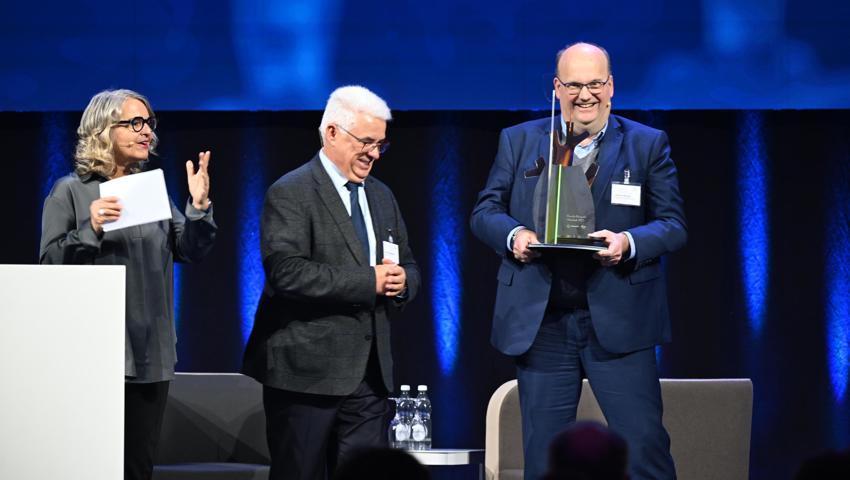 Moderatorin Sonja Hasler, Klaus Brammertz und Thomas Harring, CEO Leica Geosystems.