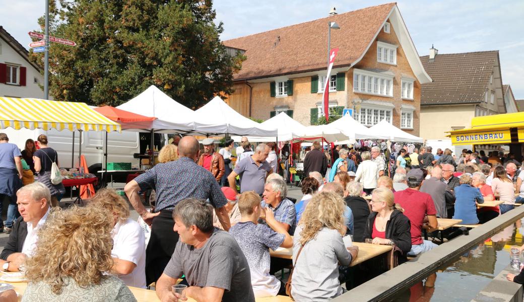 Vor dem Pfarreizentrum gab es Plätze an der Sonne. Nebenan spielte die Jungmusik Kriessern auf.