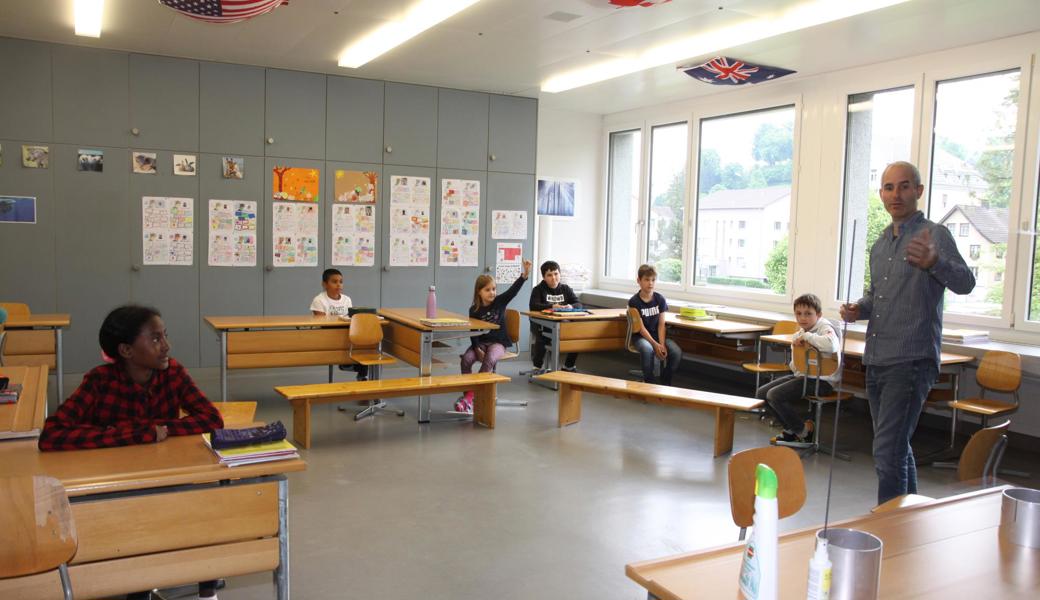 Die Deutschschweizer Volksschulämter-Konferenz (DVK) hat in Zusammenarbeit mit dem Bundesamt für Gesundheit (BAG) je ein Merkblatt für das Vorgehen bei Krankheits- und Erkältungssymptomen bei Kindergärtlern und Primarschülern sowie Sekundarschülern erfasst. 