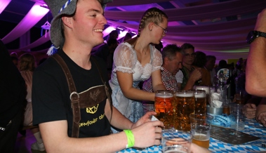 Lederhosen, Dirndl und frisch gezapftes Bier am Oktoberfest in der Schöntalhalle