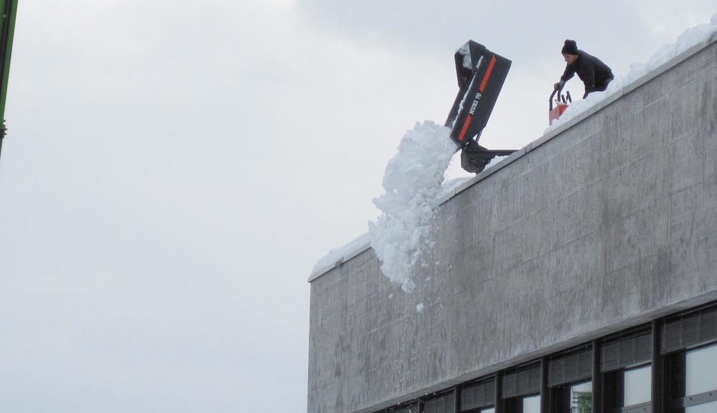 Das Dach der Schöntalturnhalle konnte am Freitag nicht ganz geräumt werden. Gestern wurden die Arbeiten fortgesetzt.